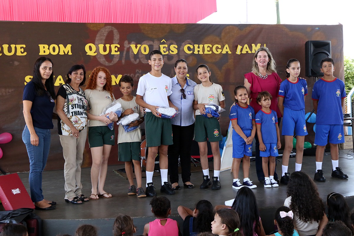 Crianças e adolescentes de Três Lagoas recebem uniformes e materiais na volta dos SCFVs Secretária Vera Helena esteve em todos os seis SCFVs. Foto: Divulgação