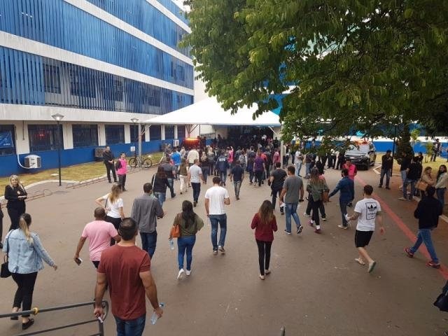 Candidatos no início deste domingo, na Uniderp (Foto: Mirian Machado)