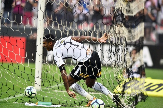 Jô não admite toque de braço decisivo para o Corinthians: "Juiz deu o gol, então não foi" Dentro da rede, Jô comemora o gol do Corinthians contra o Vasco (Foto: Marcos Ribolli)