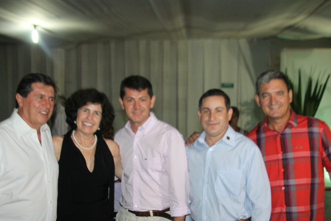 Comando do 2º BPM homenageia militares em noite de confraternização Tião, Marcia Moura, Coronel Monari, Major Élcio e om empresário Joaquim Barbosa Romero