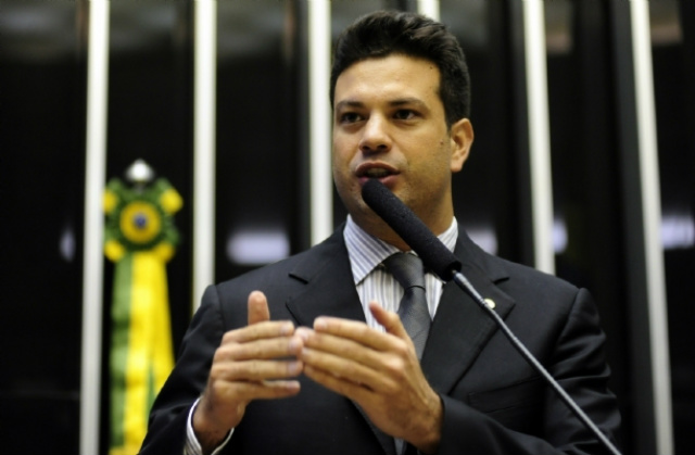 Picciani libera voto do PMDB; Florence acusa golpe contra a presidente O líder referiu-se ainda ao muro, erguido na Esplanada dos Ministérios para dividir manifestantes favoráveis e contrários ao impeachment. (Foto: Divulgação)