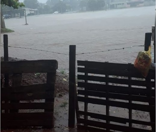 Três Lagoas registra quase 60mm de chuva em apenas uma hora A rua Antônio Estêvão Leal, no bairro Paranapungá, virou um rio. Foto: Arquivo Pessoal