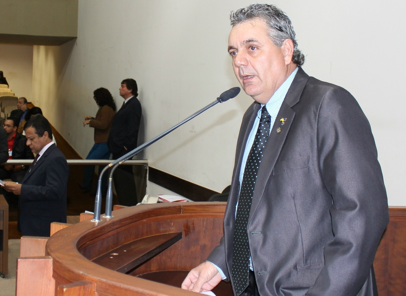 Guerreiro cobra implantação de rede de esgoto e alerta em rotatória Angelo Guerreiro na Sessão plenária da Assembleia Legislativa. (Foto: Assessoria)