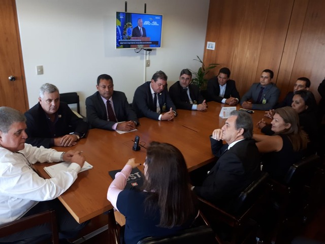 Prefeito de Três Lagoas garante em Brasília a liberação de R$ 5 milhões para a feira livre Recursos foram anunciados pelo Ministro Carlos Marun, em reunião no Palácio do Planalto, com Angelo Guerreiro, senadores e vereadores (Foto/Assessoria)