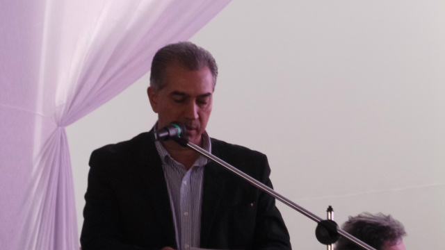 Postos de Três Lagoas estão otimistas para redução de ICMS sobre o diesel Durante discurso na solenidade da Eldorado Brasil, o governador Reinaldo Azambuja disse que encaminhará Projeto de Lei para a Assembléia Legislativa para a redução do alíquota do ICMS do diesel. Foi muito aplaudido (Foto: Ricardo Ojeda)