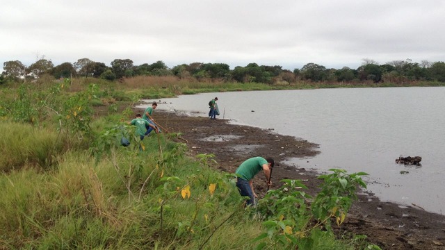 Limpeza na Segunda Lagoa resulta na retirada de 50 sacos de lixo Esta é a segunda vez que o local recebe esta força-tarefa, sendo que em janeiro deste ano, foram coletados 40 sacos de lixo do leito e orla (Foto/Assessoria)