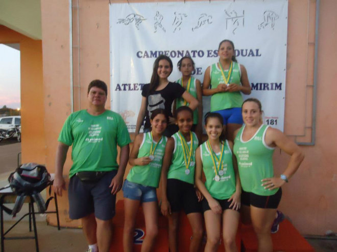 Equipe de Atletismo de Três Lagoas com as medalhas conquistadas. Foto: Arquivo Pessoal