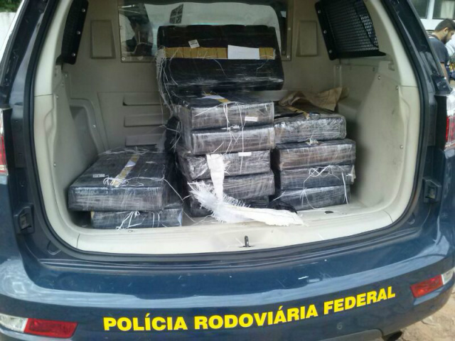 Três pessoas são presas na BR-267 com 146 quilos de maconha A apreensão totalizou 173 tabletes de maconha. (Foto: Assessoria PRF)