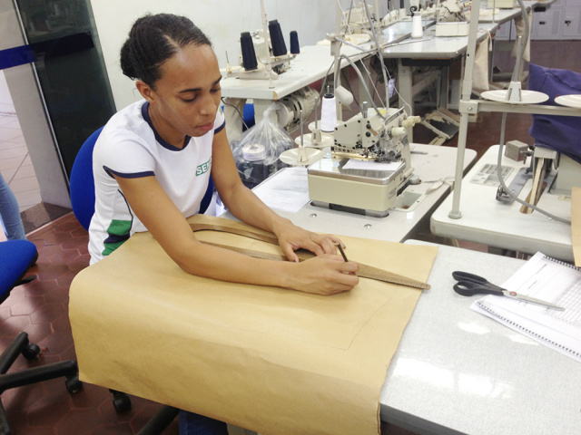 Costureiro industrial é um dos 12 cursos oferecidos pelo Senai na modalidade de aprendizagem industrial (Foto: Assessoria)