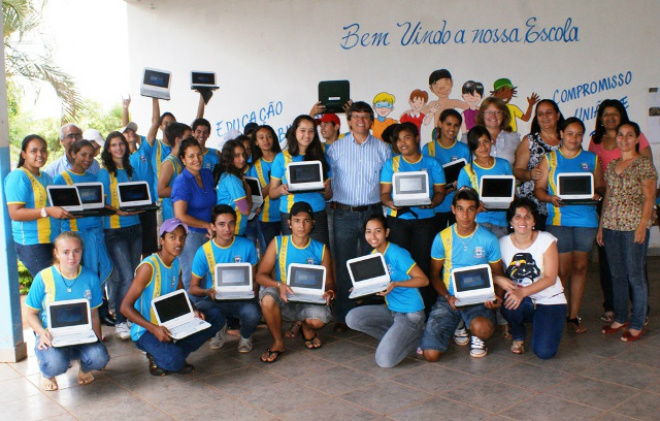 Prefeito entrega laptops aos estudantes da Reme
Foto: Assessoria de Comunicação