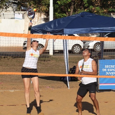 Fácil e gostoso de praticar, o Beach Tennis ganha adeptos em Três Lagoas. Foto: Divulgação