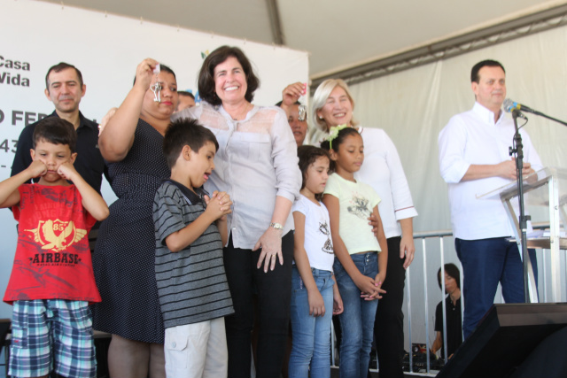 Subiram no palco duas famílias, representando os 432 beneficiários do Residencial Orestinho II. Na entrega das chaves, a prefeita de Três Lagoas, Marcia Moura e a secretária de Estado de Habitação Maria do Carmo Avesani Lopez, ao lado o ministro das Cidades, Gilberto Kassab fez o anúncio de lançamento. (Foto: Patrícia Miranda)