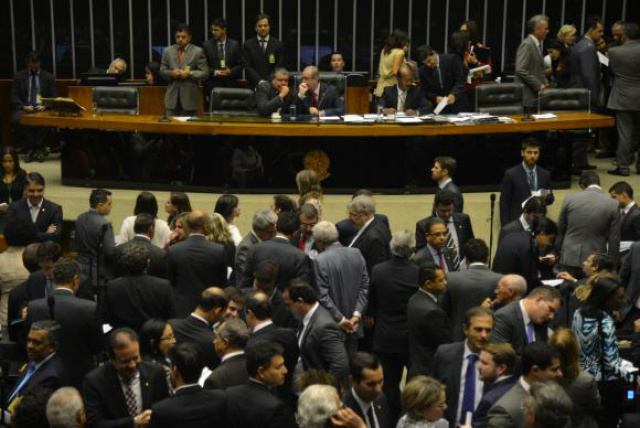 Câmara rejeita criação de cotas para mulheres no Legislativo Faltaram apenas 15 votos para aprovação da emenda criando cotas para mulheres nos legislativos. (Foto: Fabio Rodrigues Pozzebom/Agência Brasil)