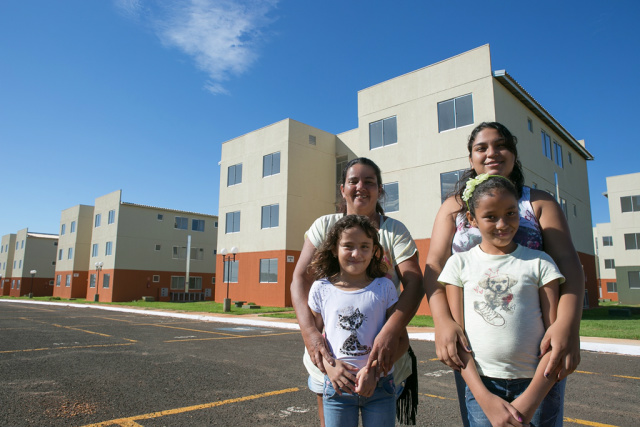 Família de Três Lagoas receberam, na manhã dessa segunda-feira, as chaves dos 432 apartamentos do Residencial Orestinho (Foto: Assessoria)