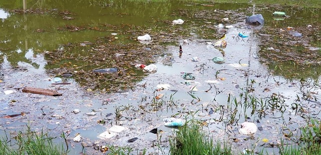 Descarte irregular de lixo causa entupimento de bueiros e galerias em Três Lagoas Lixo que estava na rua foi arrastado para a Lagoa Maior. Foto: Ricardo Ojeda.