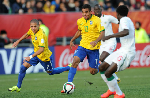 Brasil goleia Senegal e passa à decisão do Mundial Sub-20 Marcação e passe certeiro entre Gabriel Jesus e Marcos Guilherme garantiram dois gols da partida (foto: Divugação)