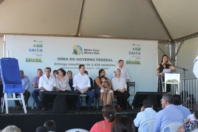 Em cerimônia midiática, que teve até ministros de estado 432 famílias recebem as chaves da casa própria Autoridades que prestigiaram a cerimônia de entrega das residências. (Foto: Patrícia Miranda)