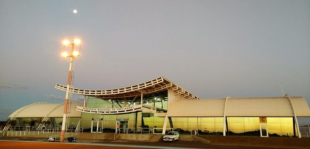 
Diariamente o Aeroporto Municipal de Três Lagoas Plínio Alarcon recebe pousos de aeronave trazendo empresários para investir no município (Foto: Sayuri Baez)
