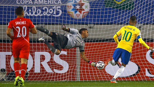 Neymar marca contra o Peru na estreia do Brasil na Copa América; Seleção enfrenta Colômbia, na quarta (Foto: Reuters)