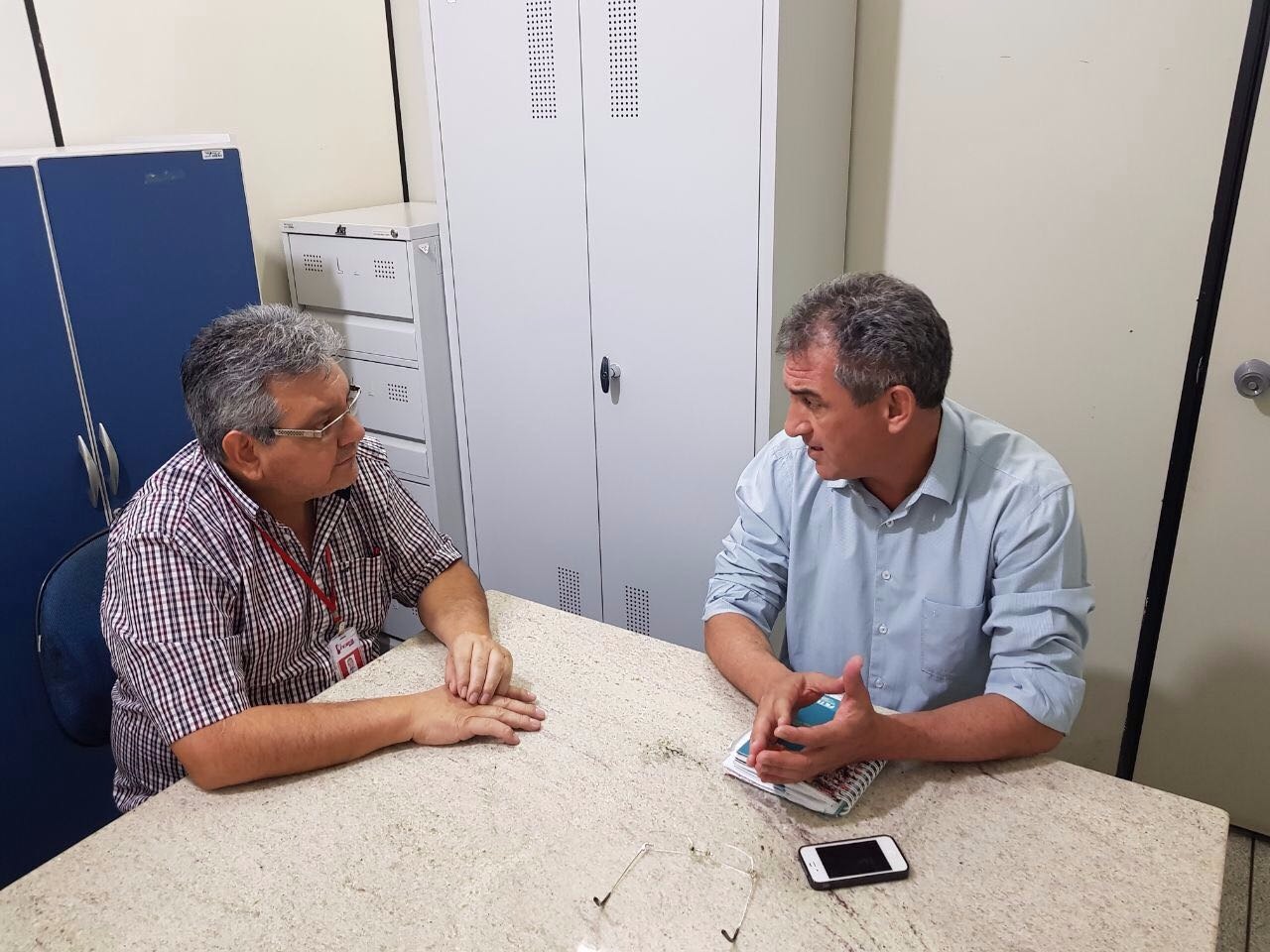Por determinação de Guerreiro, prefeitura está de portas abertas à Polícia Federal, diz secretário de Administração Ricardo Ojeda, diretor do Perfil News, e Gilmar Tabone, secretário municipal de Administração. (Foto: Lucas Gustavo/ Perfil News).