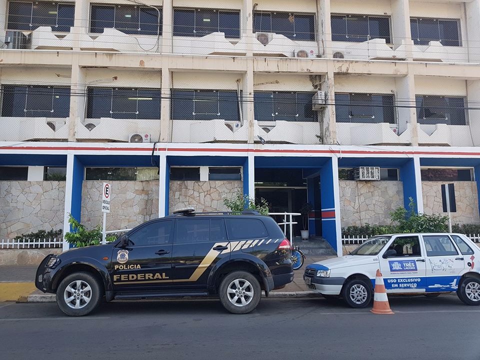 Polícia Federal cumpriu mandados de busca e apreensão na prefeitura de Três Lagoas durante a Operação Cambota. (Foto: Ricardo Ojeda/ Perfil News). 