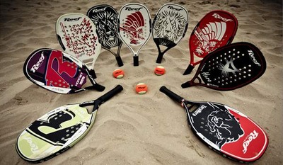 Raquetes de beach tennis podem ser de vários tamanhos, ter mais ou menos furos e possuir superfície lisa ou áspera, dependendo do gosto do atleta. Foto: site Esportes de Areia