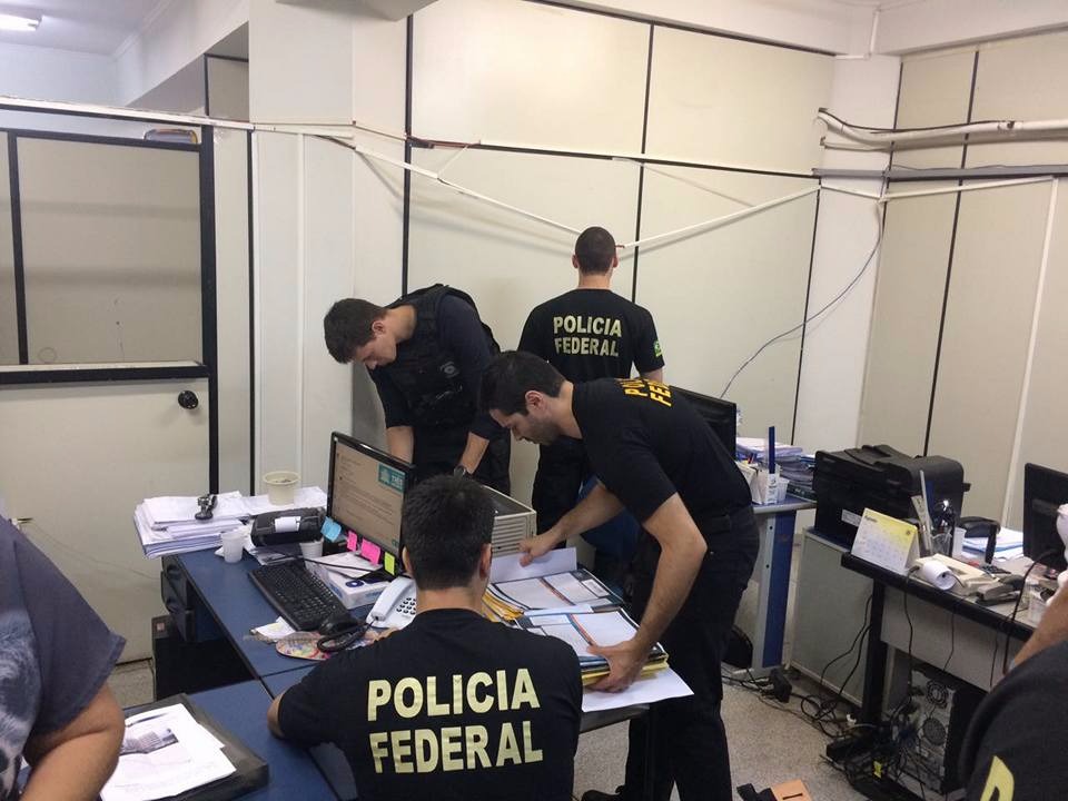 Agentes da PF apreenderam documentos da prefeitura referentes à ações da administração passada. (Foto: Divulgação/ Polícia Federal). 
