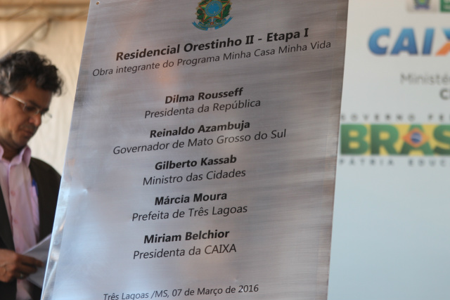 Placa inaugural do Residencial Orestinho II. (Foto: Patrícia Miranda)