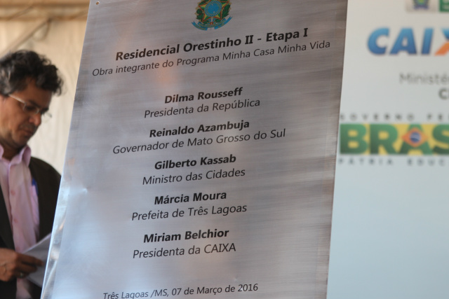 Em cerimônia midiática, que teve até ministros de estado 432 famílias recebem as chaves da casa própria Placa inaugural do Residencial Orestinho II. (Foto: Patrícia Miranda)