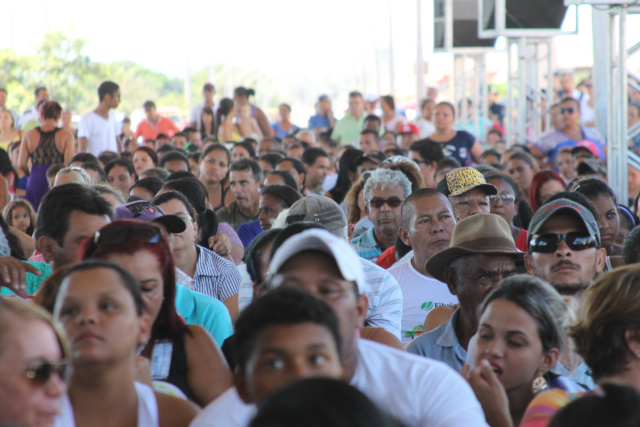 Em cerimônia midiática, que teve até ministros de estado 432 famílias recebem as chaves da casa própria 432 famílias beneficiárias compareceram até o lançamento do residencial, nesta segunda-feira (07). (Foto: Patrícia Miranda)