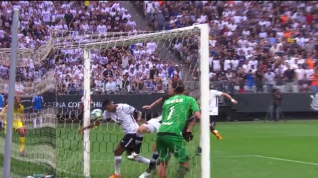 Vasco prepara relatórios, e Eurico vai decidir sobre queixa à CBF Além do gol irregular de Jô, outra reclamação da diretoria é em relação à postura do delegado do jogo (Reprodução / TV Globo)