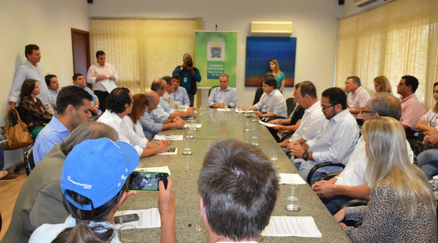 O governador Reinaldo Azambuja em Sala de Reunião para assinar convênio de parceria para a realização do evento internacional Aventure Week Brasil - Bonito & Pantanal (Foto: Assessoria)