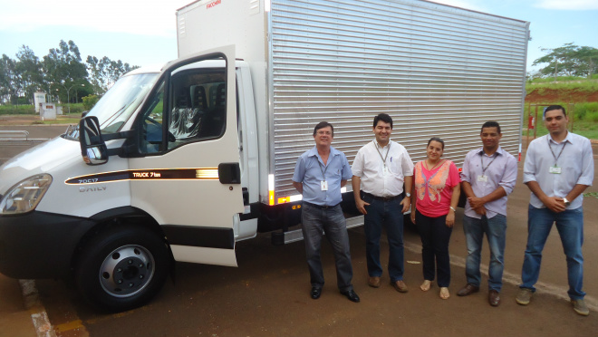 Equipe da diretoria de Administração e Planejamento do HU/UFGD juntamente com caminhão adquirido com recursos da Ebserh (Foto: Divulgação/UFGD)