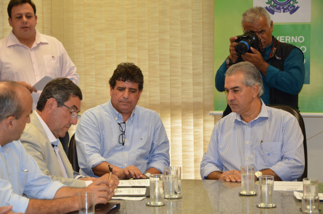 Reinaldo assina convênio que incentiva turismo internacional em Mato Grosso do Sul O governador Reinaldo Azambuja em sala de reunião junto aos secretários e prefeitos do estado do Mato Grosso do Sul (Foto: Assessoria)