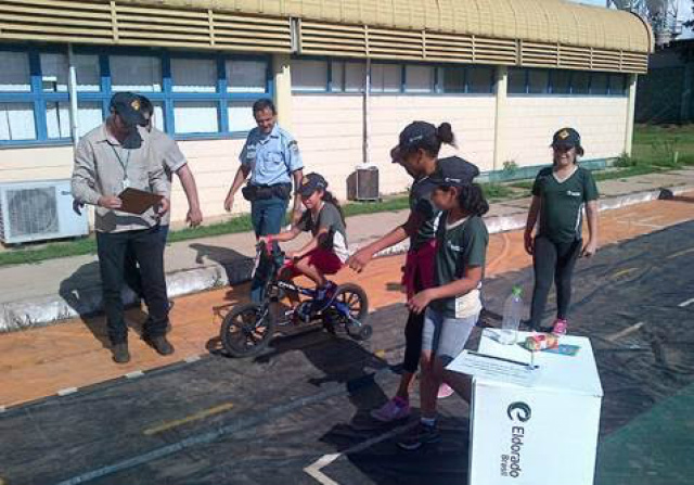 Eldorado Brasil participa de educação no trânsito Crianças participam de projeto que promove a educação no trânsito (Foto: Assessoria)
