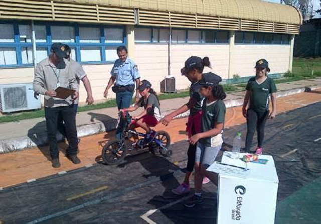 Crianças participam de projeto que promove a educação no trânsito (Foto: Assessoria)