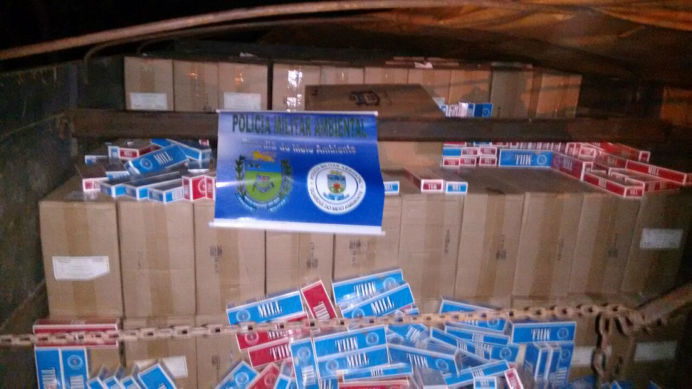 PMA prende contrabandista com caminhão carregado de cigarros. (Foto: Assessoria)