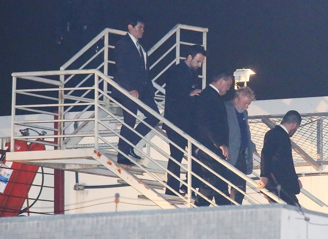 Defesa de Lula faz novo pedido de liberdade ao Supremo e quer novo relator O ex-presidente Luiz Inácio Lula da Silva no dia em que chegou a Curitiba para começar a cumprir pena de prisão, em abril (Foto: Giuliano Gomes/PRPRESS)