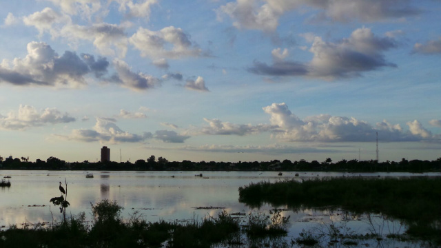 Segundo previsão, o dia será de sol e pancadas de chuva em Três Lagoas Na região da Lagoa Maior nuvens iniciam formação. A temperatura registrada nas primeiras horas da manhã foi de 26°C, segundo o site Climatempo. (Foto: Ricardo Ojeda)