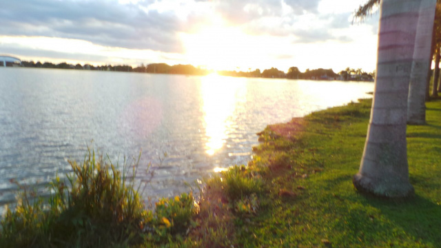 Primeiros raios solares na manhã desta terça-feira (08) em Três Lagoas. (Foto: Ricardo Ojeda)