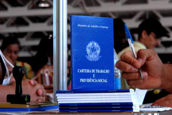 Sancionadas novas regras do abono salarial e do seguro-desemprego O trabalhador receberá o primeiro benefício se tiver trabalhado 12 meses com carteira assinada. (foto: Divulgação)