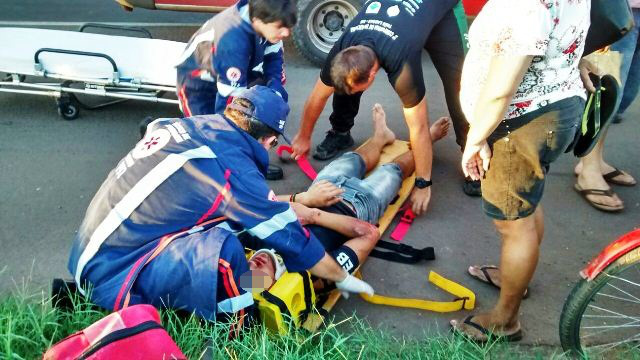 Um dos jovens, sendo socorrido por equipe do SAMU no local onde sofreu a queda da bicicleta (Foto: Marco Campos)