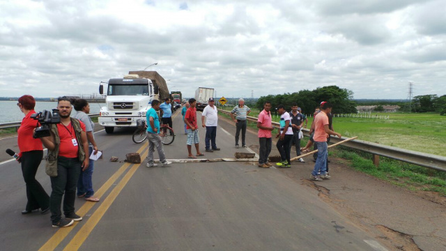 Trabalhadores demitidos da UNF3 interditam a barragem da usina de Jupiá (Foto: Ricardo Ojeda)
