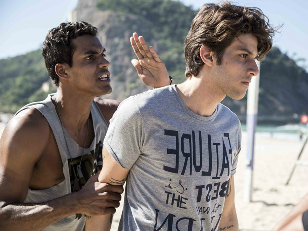 BABILÔNIA: Rafael é agredido na praia Ivan tenta esfriar a cabeça do amigo (Foto: Inácio Moraes/Gshow)