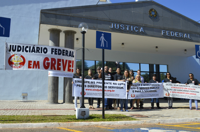 A concentração dos grevistas nesta quarta-feira (17) foi em frente ao prédio da Justiça Federal