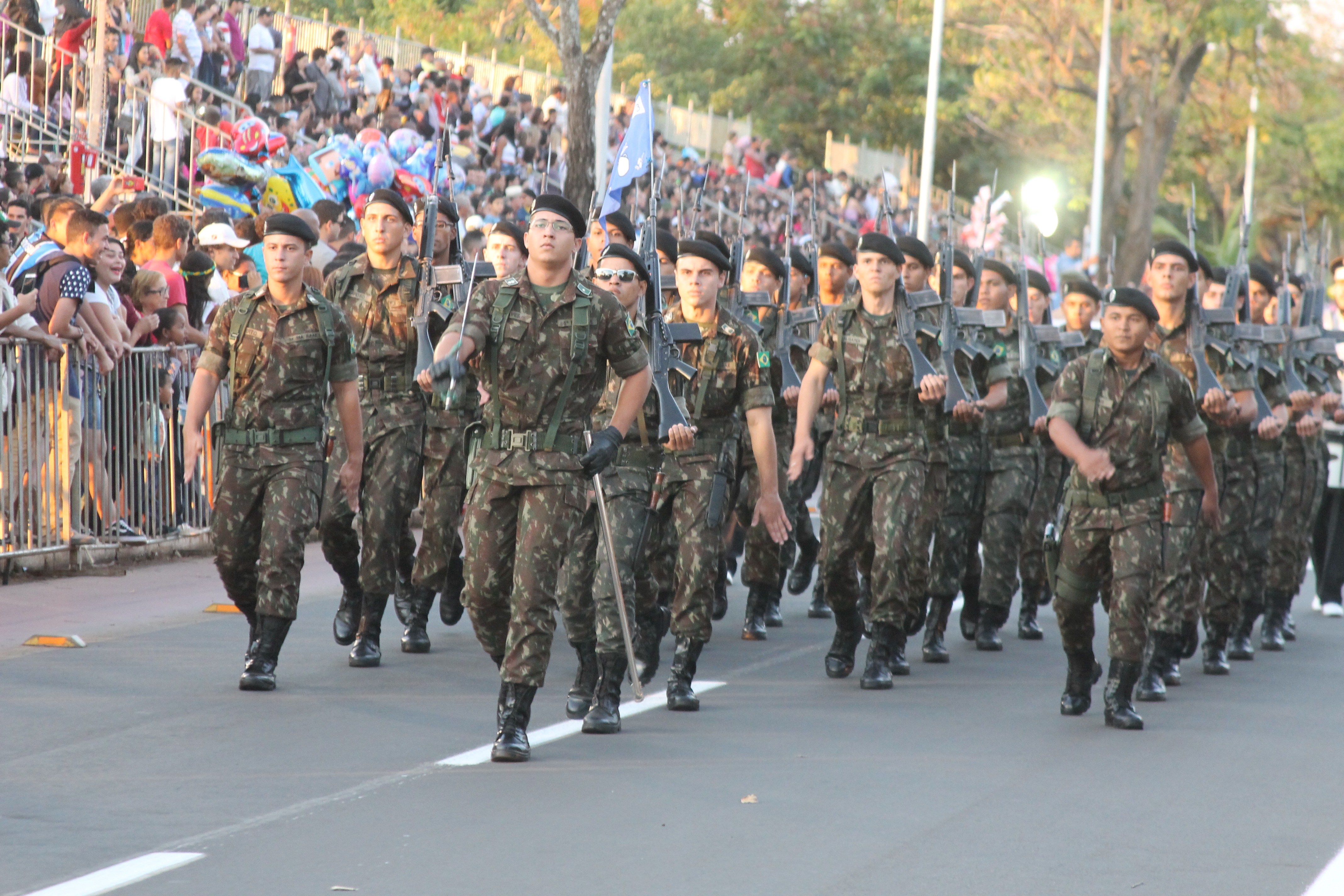 Cidadania e Solidariedade marcam desfile de aniversário de Três Lagoas Militares da 3ª Bataria de Artilharia Antiaérea de Três Lagoas foram os primeiros a desfilar. (Fotos: Lucas Gustavo/Perfil News).