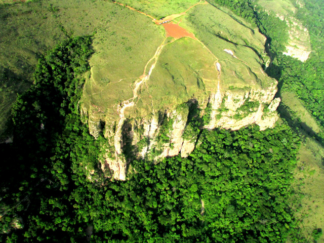 Imensos paredões e a vegetação tipica do cerrado dom alto parece formar um belo quadro pintado pela natureza (Foto: James Luck) 