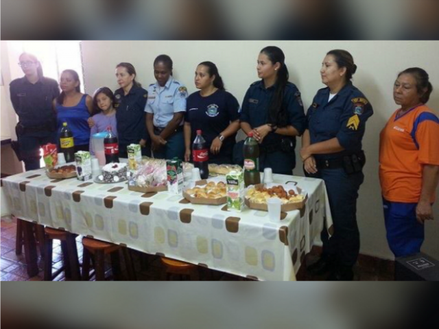 Policiais ganharam café da manhã em homenagem ao Dia da Mulher (Foto: Divulgação/ 10º Batalhão)