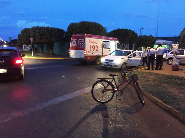 Mãe fica em choque após ver filho ferido em atropelamento O condutor do automóvel de 42 anos informou à reportagem que não viu a ciclista. (Foto: Marco Campos)