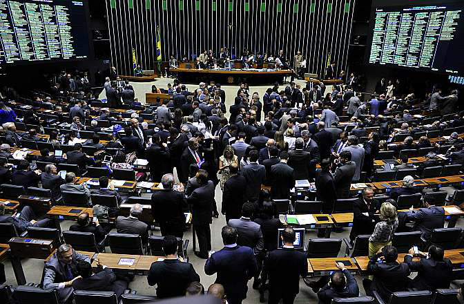 Nas votações de quarta, o Plenário aprovou apenas uma emenda, do deputado Jovair Arantes (PTB-GO), que cria uma janela de 30 dias para que o político possa mudar de partido sem perda do mandato. (Foto: Divulgação)